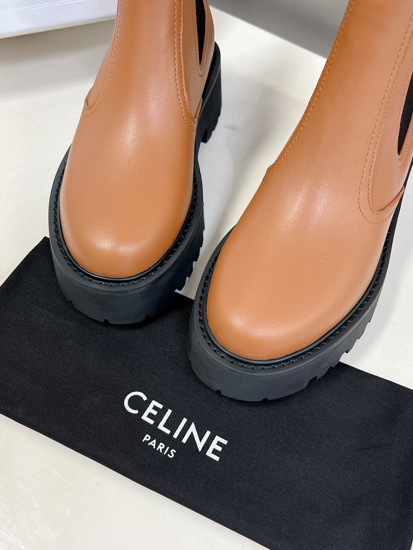 CELINE 230110402