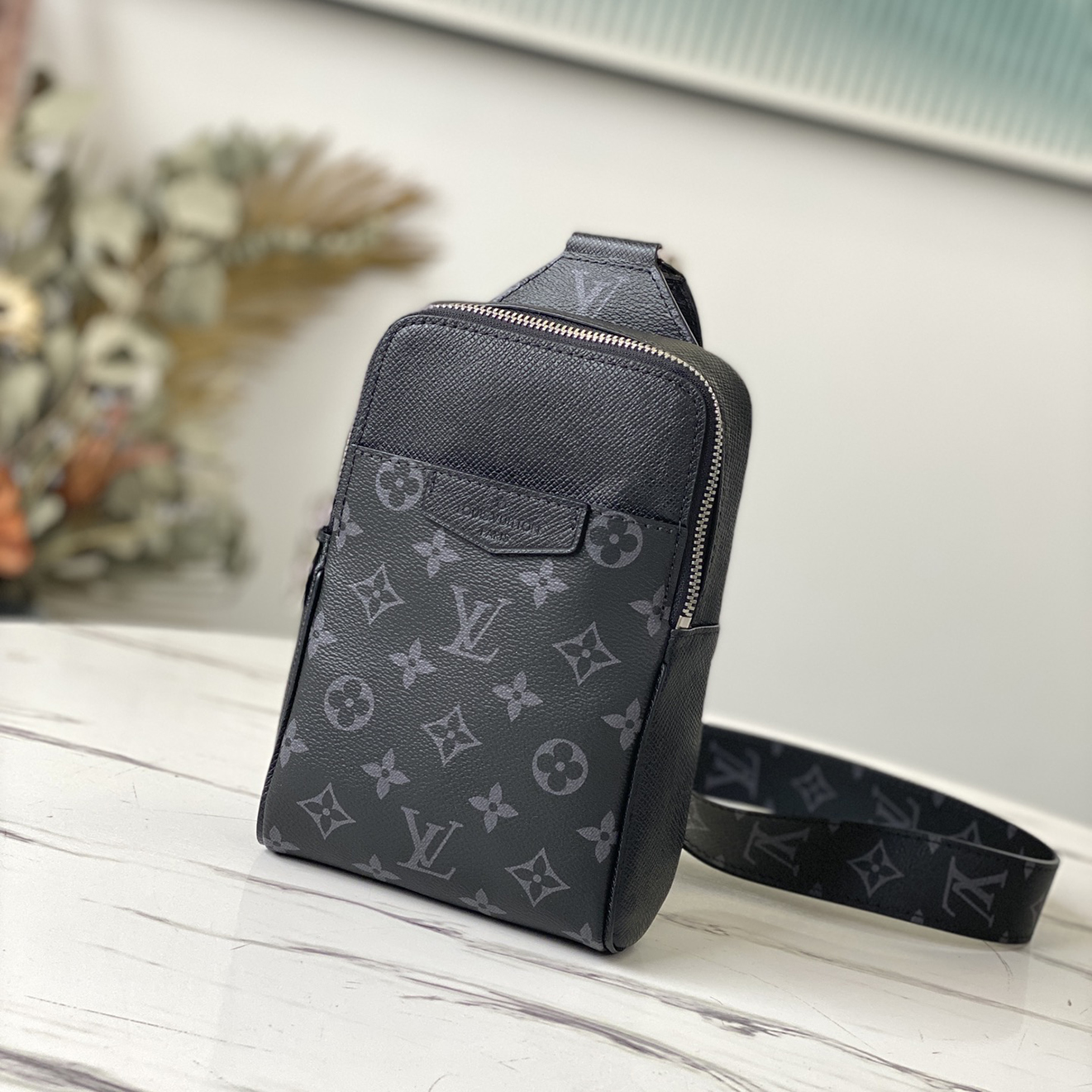 LOUIS VUITTON 루이비통 아웃도어 슬링 백 M30741