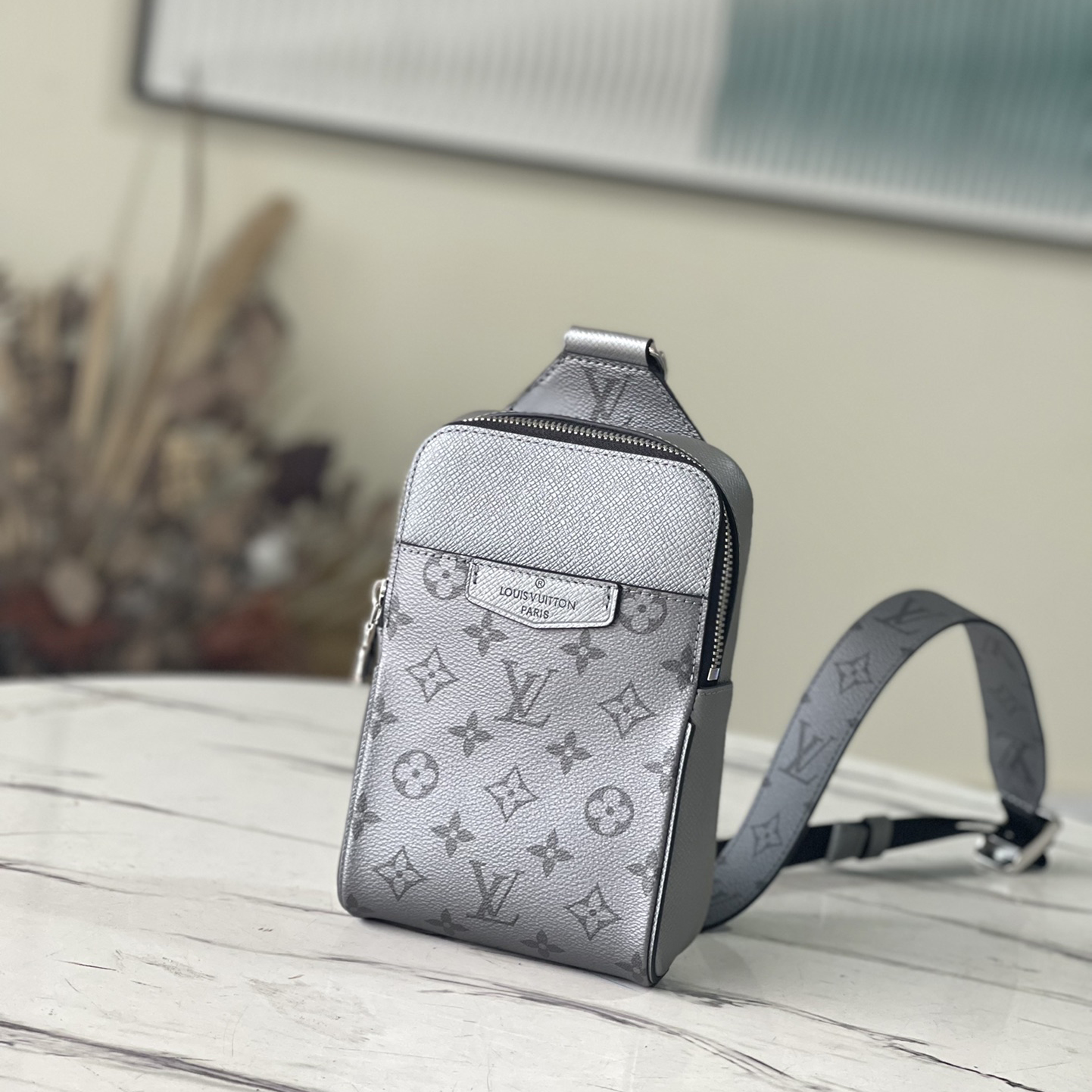 LOUIS VUITTON 루이비통 아웃도어 슬링백 M30833