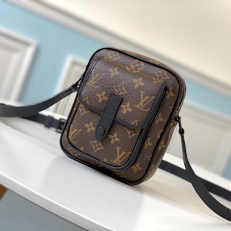 LOUIS VUITTON 루이비통 크리스토퍼 웨어러블 월릿 M69404