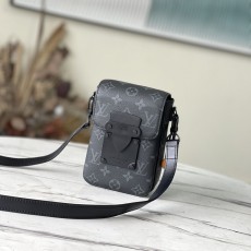 LOUIS VUITTON 루이비통 S락 버티컬 웨어러블 월릿 M81522